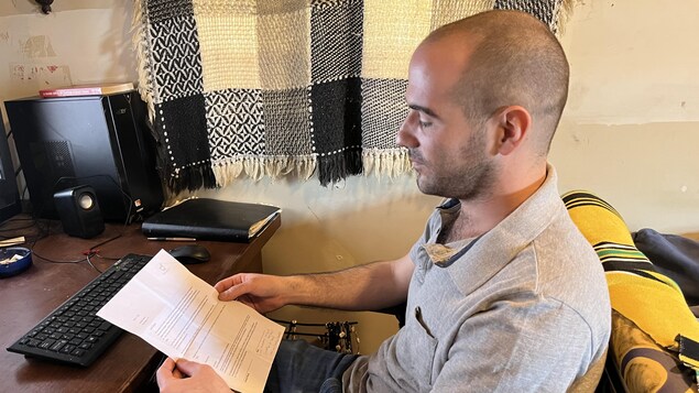 Joseph Moniz est assis à son bureau. Il lit sa lettre de démission remise par son employeur.