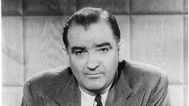 Sénateur de l'État du Winsconsin au Congrès des États-Unis entre 1947 et 1957, Joseph R. McCarthy initie une véritable « chasse aux sorcières » visant à « démasquer » les communistes vivant au pays. Sénateur de l'État du Winsconsin au Congrès des États-Unis entre 1947 et 1957, Joseph R. McCarthy initie une véritable « chasse aux sorcières » visant à « démasquer » les communistes vivant au pays.
