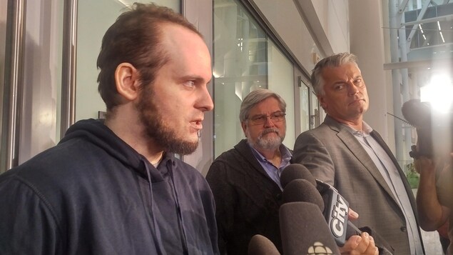 Joshua Boyle à son arrivé à l'aéroport Pearson de Toronto Joshua Boyle à son arrivé à l'aéroport Pearson de Toronto