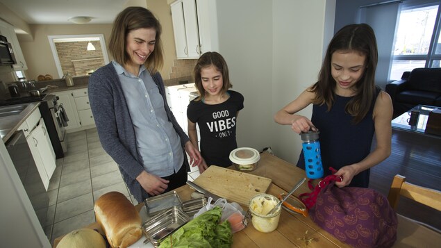 Josianne et ses filles dans la cuisine autour de la table. Josianne et ses filles dans la cuisine autour de la table.