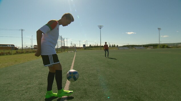Younes Bouibes est un grand amateur de soccer. Younes Bouibes est un grand amateur de soccer.