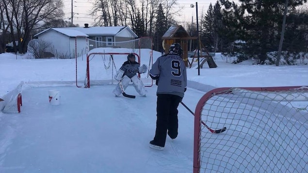 Des hockeyeuses et hockeyeurs du Témiscamingue empêchés de jouer en Ontario