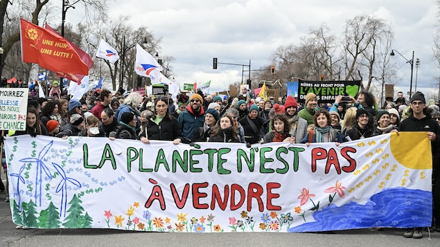 ’’الكوكب ليس للبيع‘‘، كتب المتظاهرون في مونتريال بمناسبة يوم الأرض على لافتة ضخمة. 