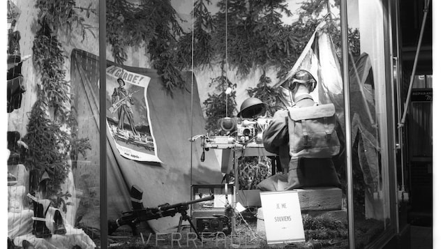 Vitrine commémorative du magasin Verreault à Rimouski le jour de l’Armistice le 10 novembre 1952. Vitrine commémorative du magasin Verreault à Rimouski le jour de l’Armistice le 10 novembre 1952.