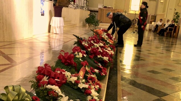 Un militaire dépose une gerbe de fleurs devant l'hôtel de l'église. Un militaire dépose une gerbe de fleurs devant l'hôtel de l'église.