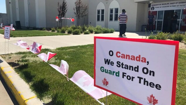 Une affiche à la mémoire des anciens combattants est plantée devant la mosquée Ahmadiyya Jama'at's Baitur Rahmat de Saskatoon.