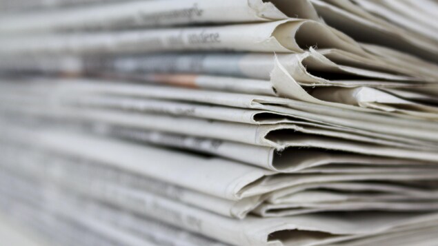 Une pile de journaux Une pile de journaux