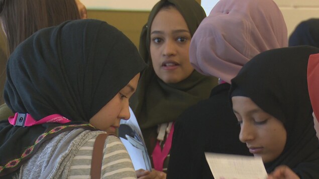 des jeunes étudiantes voilées sont à une journée carrière à Windsor des jeunes étudiantes voilées sont à une journée carrière à Windsor