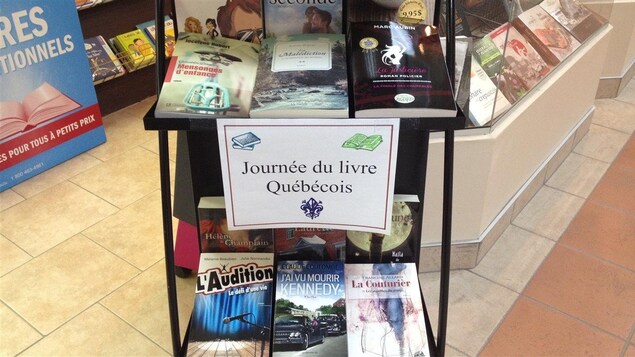 Un kiosque de livres québécois préparé par un libraire Un kiosque de livres québécois préparé par un libraire