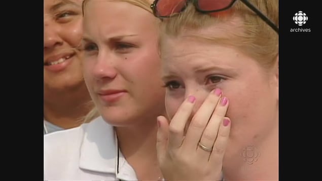 Jeunes filles écoutant le discours du pape, dont une essuyant ses larmes
