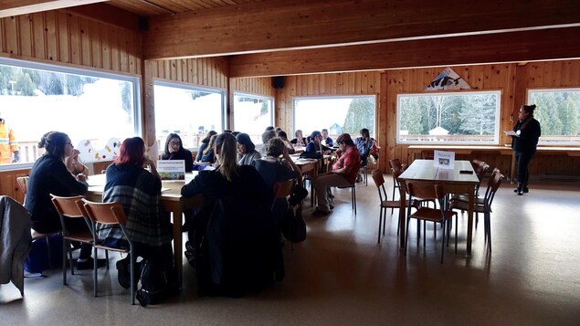Des gens réunis autour d'une table Des gens réunis autour d'une table