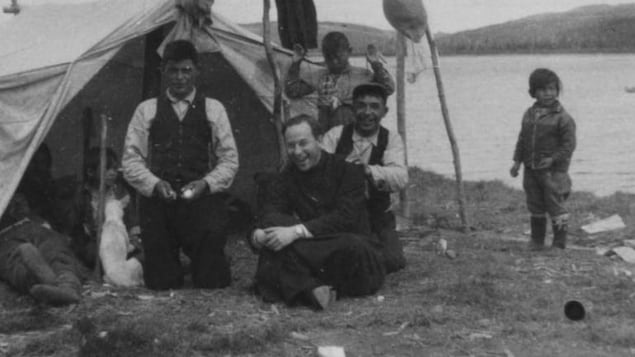 Le père Alexis Joveneau avec une famille innue près d'une tente