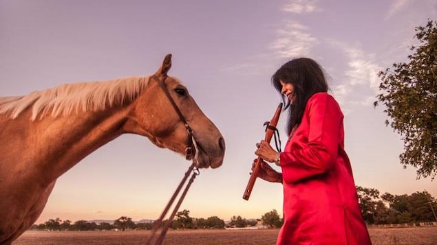 La poète saxophoniste de la nation Muscogee (Creek) Joy Harjo