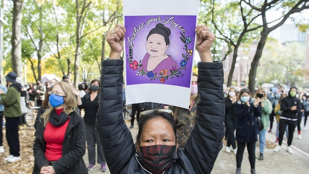 Une femme prend part à une manifestation pour réclamer que justice soit faite pour Joyce Echaquan.