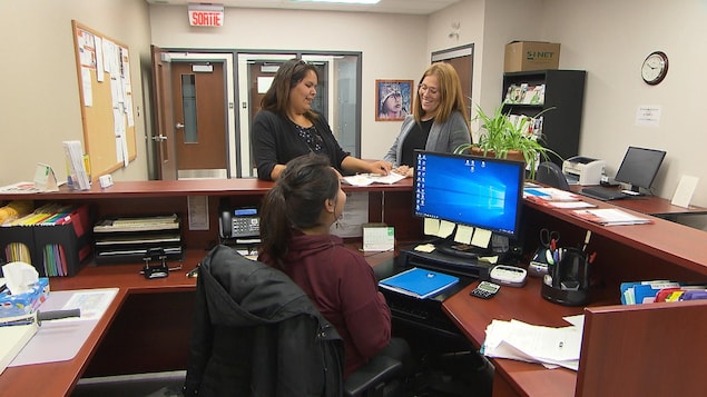 Joyce Grégoire et Lenka Vaillancourt au Centre de service urbain de Sept-Îles. Joyce Grégoire et Lenka Vaillancourt au Centre de service urbain de Sept-Îles.
