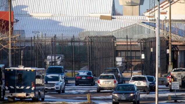 Une vue du stationnement de la prison avec les clotures en barbelées