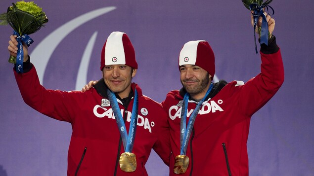Brian et Robin McKeever pose avec leur médaille d'or au cou. Brian et Robin McKeever pose avec leur médaille d'or au cou.