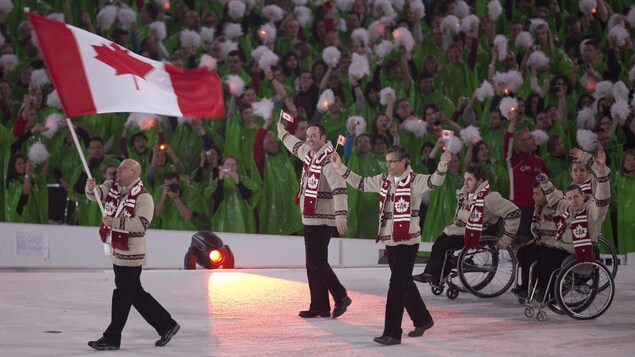 Le porte-drapeau du Canada aux Jeux paralympiques de Vancouver en 2010, Jean Labonte, marche en compagnie de la délégation canadienne. Le porte-drapeau du Canada aux Jeux paralympiques de Vancouver en 2010, Jean Labonte, marche en compagnie de la délégation canadienne.