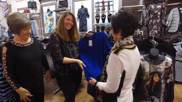 Scène se déroulant à l'intérieur du magasin. Scène se déroulant à l'intérieur du magasin.