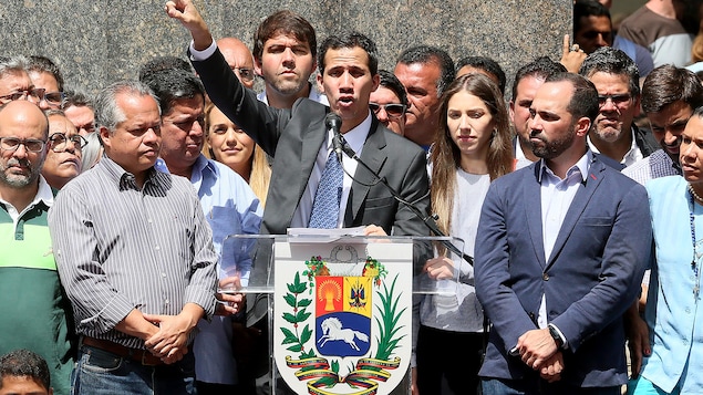Juan Guaido lève la main.