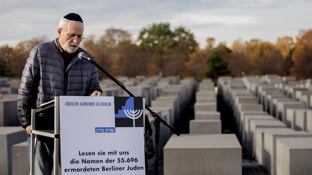 Un homme est debout devant le Mémorial des juifs assassinés d'Europe à Berlin. Un homme est debout devant le Mémorial des juifs assassinés d'Europe à Berlin.