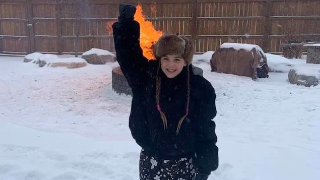 Isabella Kulak dans la neige, le poing levé.