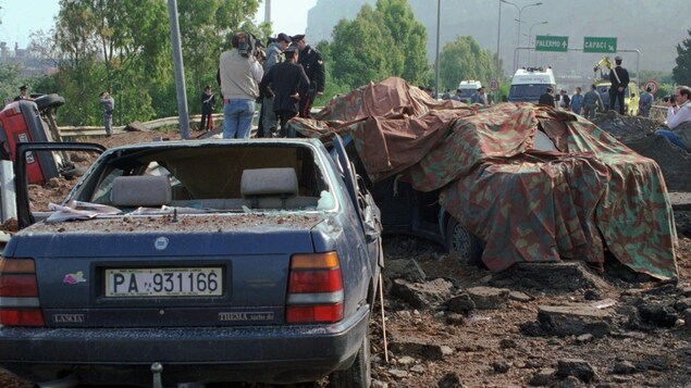 La voiture du juge Giovanni Falcone avait été soufflée par l'explosion d'une puissante bombe placée sur une autoroute près de Palerme. La voiture du juge Giovanni Falcone avait été soufflée par l'explosion d'une puissante bombe placée sur une autoroute près de Palerme.
