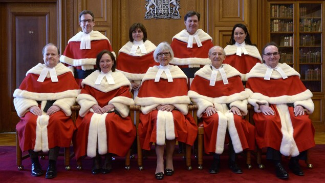 La juge en chef de la Cour suprême du Canada, Beverley McLachlin (au centre) en compagnie des autres juges de la Cour suprême du Canada, le 10 février 2015. La juge en chef de la Cour suprême du Canada, Beverley McLachlin (au centre) en compagnie des autres juges de la Cour suprême du Canada, le 10 février 2015.