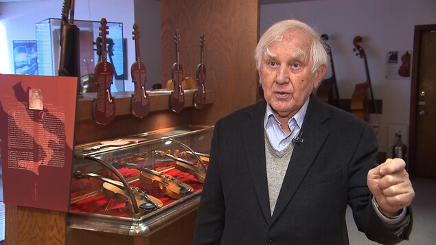 Jules Saint-Michel prend la pose devant ses violons. Jules Saint-Michel prend la pose devant ses violons.