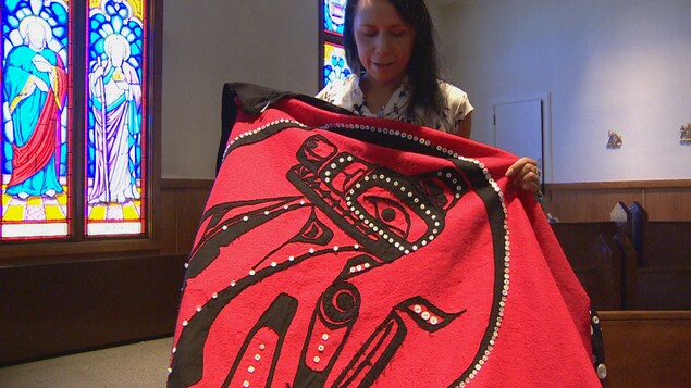 Messe au stade Commonwealth : une artiste autochtone conçoit les vêtements du pape