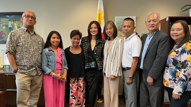 Isang grupo ng mga Pilipino nagpakuha ng litrato.