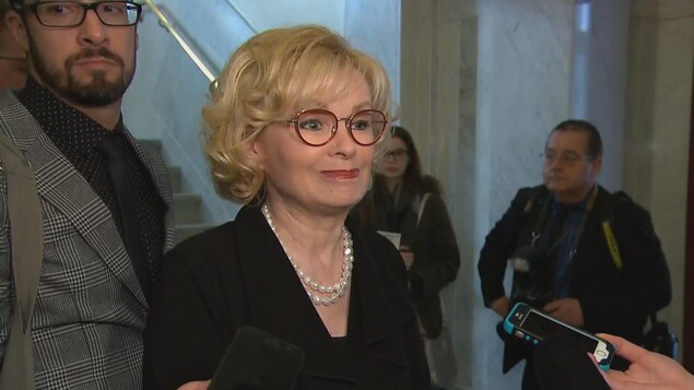 La ministre Julie Boulet interviewée dans un corridor de l'Assemblée nationale. La ministre Julie Boulet interviewée dans un corridor de l'Assemblée nationale.