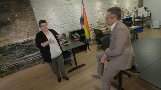 La directrice générale de l’organisme Alliance Arc-en-ciel, à Québec, Julie Dubois en entrevue avec l'animateur du Téléjournal Québec, Bruno Savard.