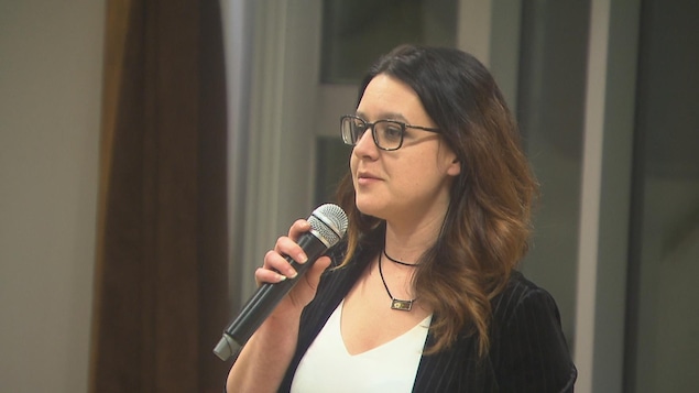 Julie Dufour parle au micro.
