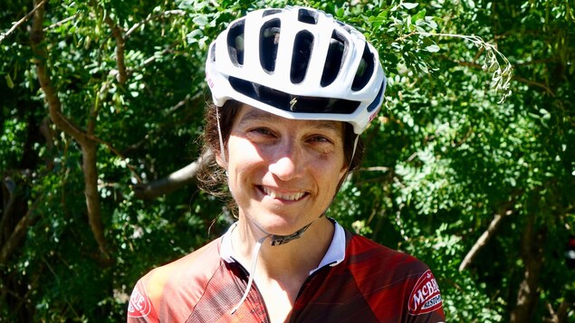 Julie Lapointe sourit à la caméra. Julie Lapointe sourit à la caméra.