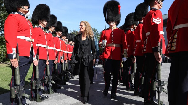Julie Payette inspecte la garde d'honneur.