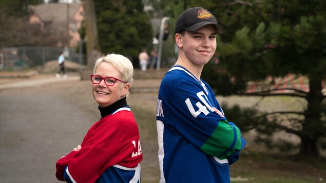 Un partisan des Canucks mise sur sa passion du hockey pour progresser à l’école