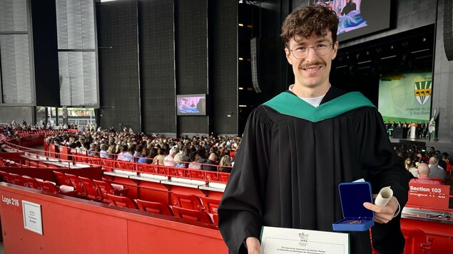 Julien Ducas avec des vêtements de graduation