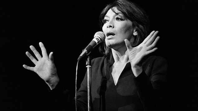 Juliette Gréco est au micro et son visage est très expressif.