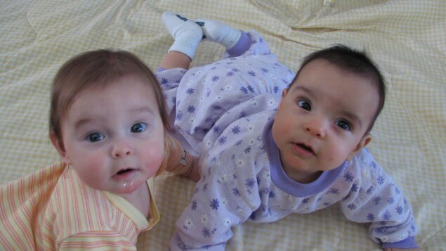 Les jumelles lorsqu'elles étaient bébés. Les jumelles lorsqu'elles étaient bébés.