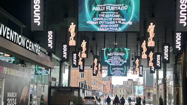 Pantallas de televisión y pancartas anuncian la ceremonia de gala de los Premios Juno en la calle Grafton,