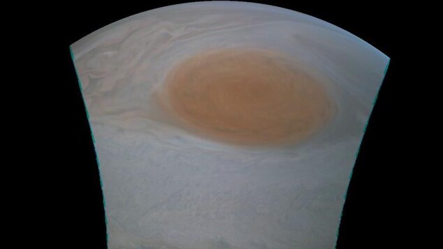 Cette image, dont les couleurs n'ont pas été modifiées, a été captée à 13 917 km de la couverture nuageuse de Jupiter. Cette image, dont les couleurs n'ont pas été modifiées, a été captée à 13 917 km de la couverture nuageuse de Jupiter.