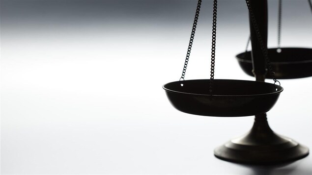 Une balance traditionnelle sur fond blanc