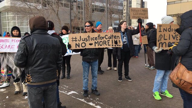 Des manifestants tiennent des affiches sur lesquelles il est inscrit : Justice pour Colten. Des manifestants tiennent des affiches sur lesquelles il est inscrit : Justice pour Colten.