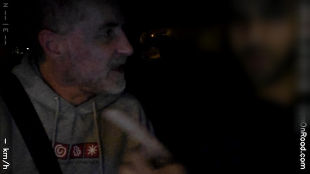 Pierre Rodrigue crie après un chauffeur de taxi.