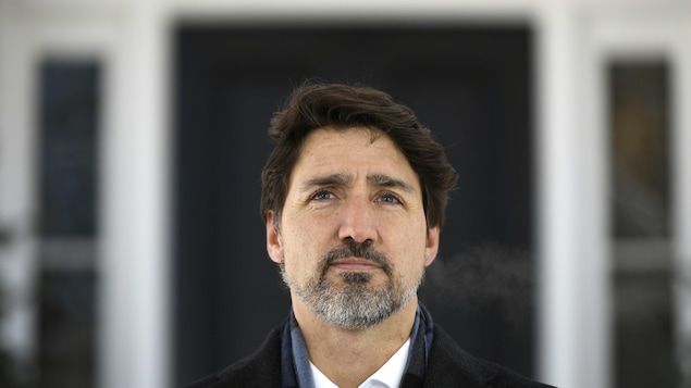 Justin Trudeau devant le 1, promenade Sussex.