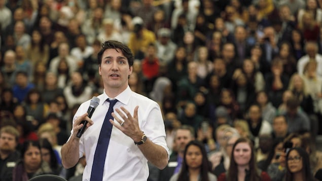 Justin Trudeau devant une large foule. 