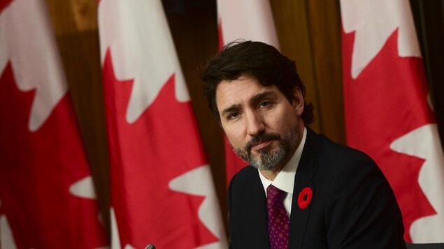 Portrait de Justin Trudeau en conférence de presse.