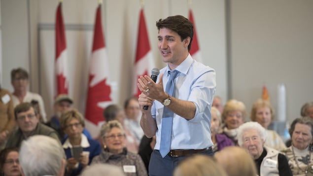 Justin Trudeau parle à des personnes âgées.