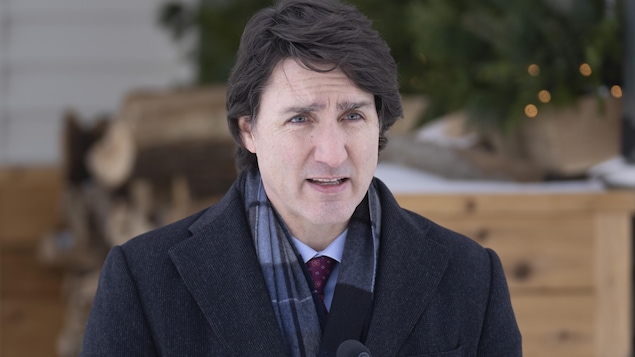 Justin Trudeau parle dans un micro. 
